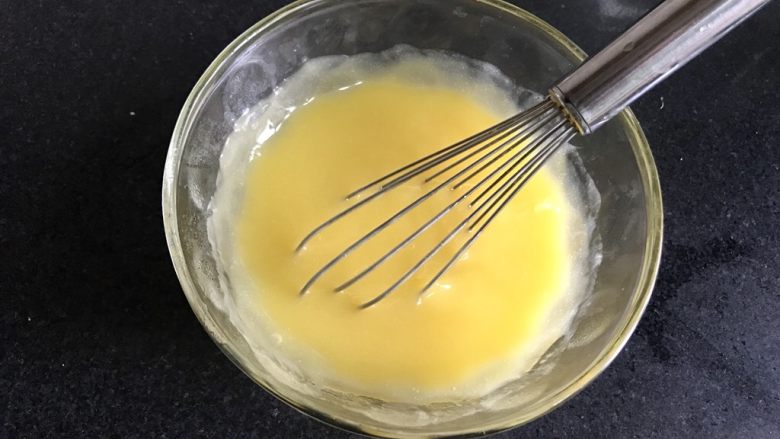 马卡龙柠檬蛋奶夹馅,用单抽搅拌均匀，直到黄油全部混合均匀。
