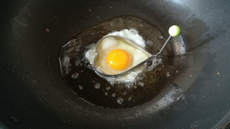让人意犹未尽的凉拌意式面条,敲蛋,注意是整蛋哦,不打散