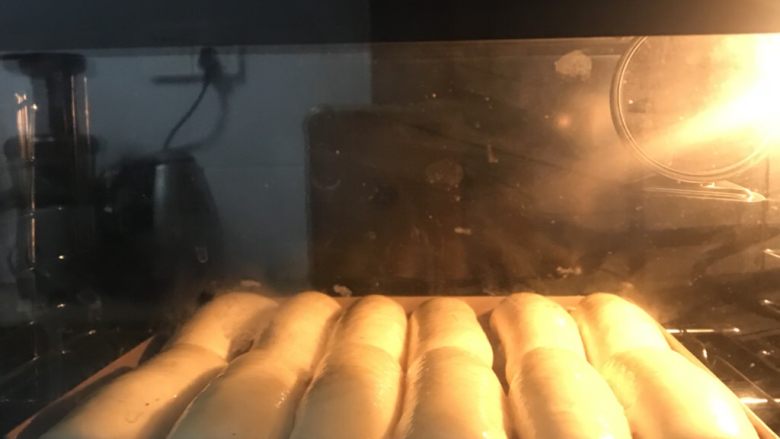 奶香糯米排包,送进提前预热好的烤箱中下层上下火180度25分钟，上色后表面立即加盖锡纸