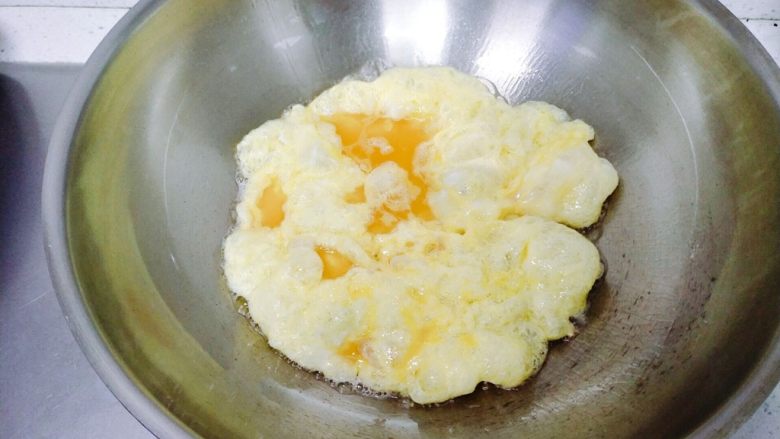 孩子最爱~泡蛋番茄汁,因为油比较多，所以鸡蛋液入锅之后，会鼓泡泡。当鸡蛋液成型，并且鼓起大泡泡的时候，就可以关火了。