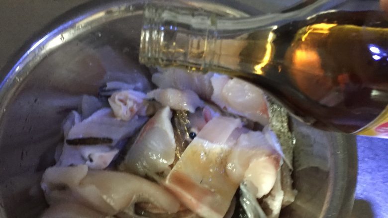 豆花香辣鱼,鱼切片洗净，沥干水分，倒入料酒豁匀，最后倒出盆中的料酒不用。