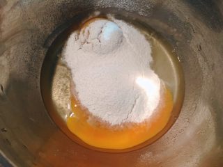 黑芝麻鸡蛋薄脆饼,糖粉40g加入鸡蛋