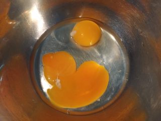 黑芝麻鸡蛋薄脆饼,准备两个鸡蛋，打进容器