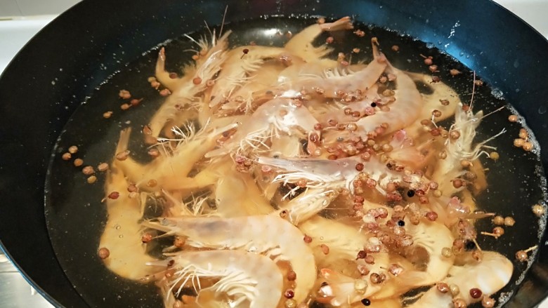 盐水白灼虾,大火烧开，2分钟即可捞出来摆盘中。