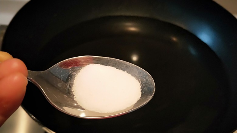 盐水白灼虾,锅中放入适量水烧开，加入半勺盐。