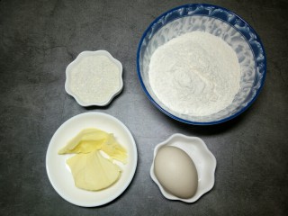 辅食计划~黄油花朵小饼干,准备好烘焙材料：低筋面粉，黄油，鸡蛋，糖粉。