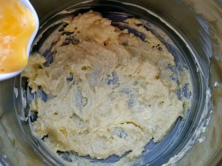 辅食计划~黄油花朵小饼干,分两次加入鸡蛋液，一次加入的蛋液打匀后，再加入第二次的蛋液。