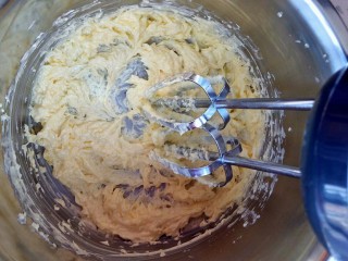辅食计划~黄油花朵小饼干,黄油室温软化，加入糖粉，用电动打蛋器打发，打发至蓬松羽毛状。