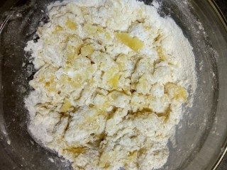 辅食计划~黄油花朵小饼干,筛入低筋面粉后翻拌成絮状。