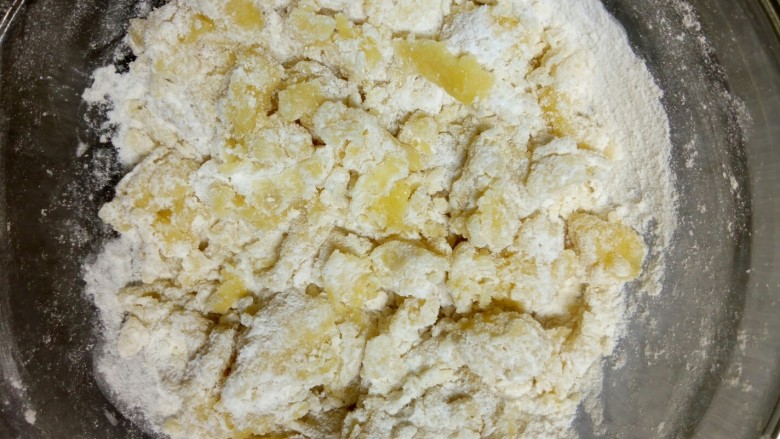 辅食计划~黄油花朵小饼干,筛入低筋面粉后翻拌成絮状。