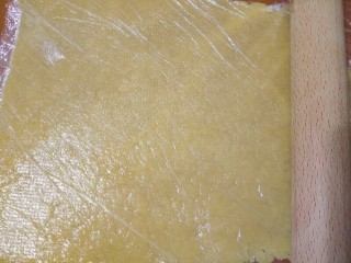 辅食计划~黄油花朵小饼干,将松弛好的面团用擀面杖擀成3mm厚的面片。