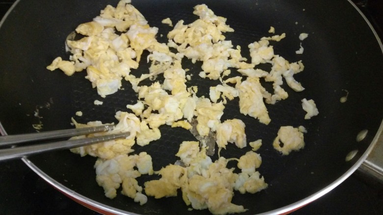 双层饺子盒子(鸡蛋葱花馅),锅内放适量油加热，倒入鸡蛋液炒熟