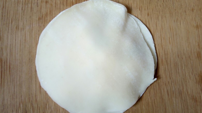 双层饺子盒子(鸡蛋葱花馅),盖上一张饺子皮