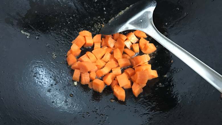 茄汁鸡丁,锅中倒入少许油放入胡萝卜丁略炒。