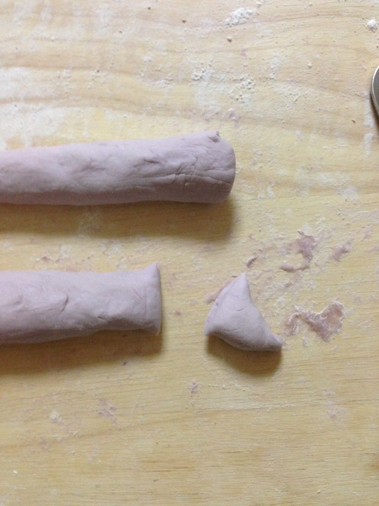 紫薯花卷,把面团搓成棍状，等分切成小挤子；