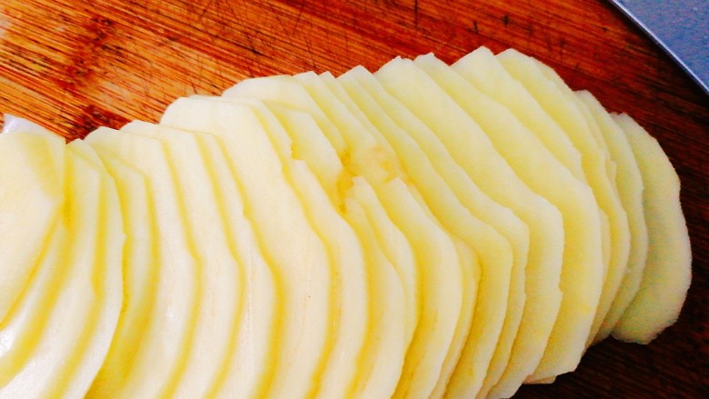 家常菜+酸辣土豆丝,将土豆切成整齐的大薄片，