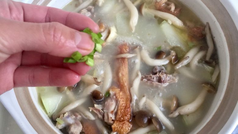 给烤鸭架换个吃法➕冬瓜蟹味菇鸭架汤,撒上葱末