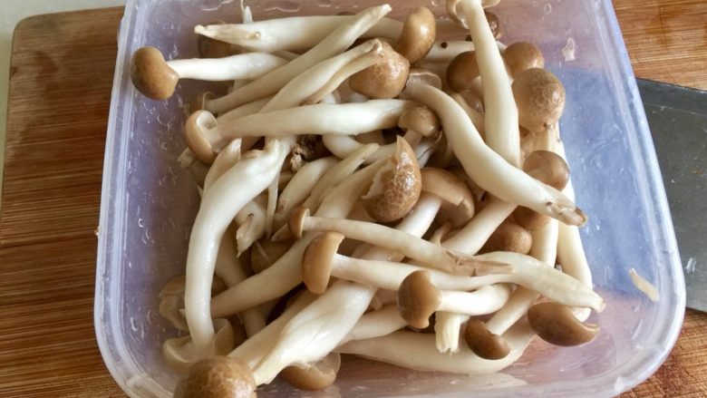 给烤鸭架换个吃法➕冬瓜蟹味菇鸭架汤,蟹味菇去除根部，分成一根根，清洗备用