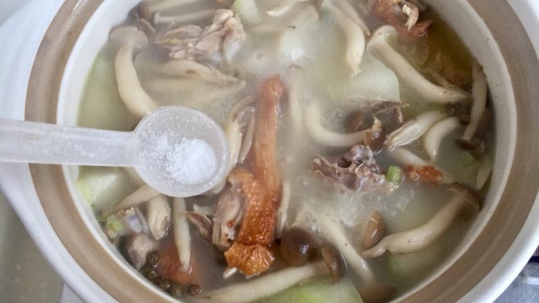 给烤鸭架换个吃法➕冬瓜蟹味菇鸭架汤,尝下汤的咸淡，根据个人口味添加少许盐
