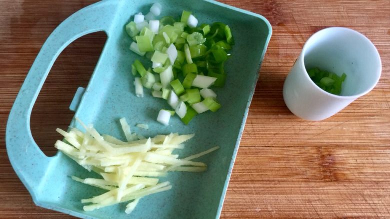 给烤鸭架换个吃法➕冬瓜蟹味菇鸭架汤,姜切姜丝，小葱分葱白葱绿，分别切末