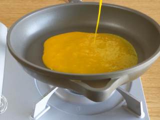蔬菜蛋卷8m+,蛋黄液倒入不粘锅，手动摊平，小火煎至表面凝固，夹出~