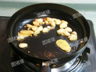 蒜子焖鲶鱼,将煎鱼的油过滤后，放入干净的锅内，放入蒜瓣，葱白，姜片炒至表面金黄色。