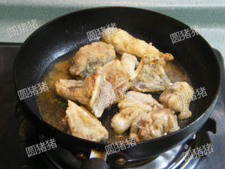 蒜子焖鲶鱼,煎至鱼块表面微黄色，捞出沥净油。