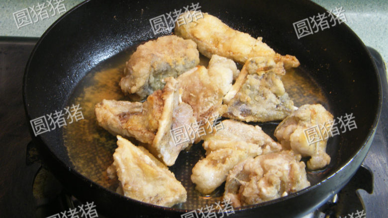 蒜子焖鲶鱼,煎至鱼块表面微黄色，捞出沥净油。