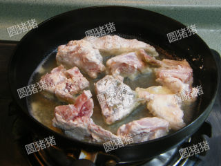 蒜子焖鲶鱼,锅内放3大匙油，烧热后放入鱼块，中火煎制。