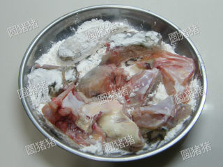 蒜子焖鲶鱼,鲶鱼切块，在表面粘上薄薄一层玉米淀粉。