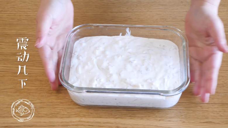 萝卜糕12m+,将米浆倒入长方形的容器内，将容器在桌上震动几下，使得米浆表面更加平整
