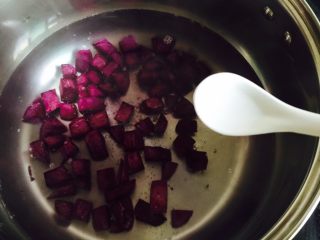 酒酿紫薯羹,关键步骤：加入一小茶匙的白醋