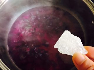 酒酿紫薯羹,放入冰糖再煮一分钟至冰糖融化