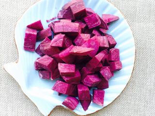 酒酿紫薯羹,如图，切成紫薯丁备用
