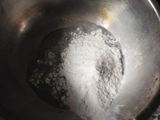 鼠曲草五仁青团,将澄粉加入开水和白糖