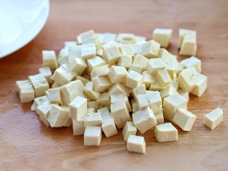 香椿拌豆腐,北豆腐切成小方块