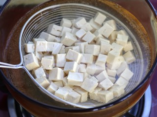 香椿拌豆腐,锅中烧开水放一茶匙盐，然后将豆腐烫煮约1-2分钟
