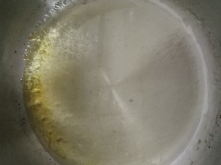 焦糖玛德琳,熬制焦糖酱：细砂糖和15克的水小火熬煮，然后放入20克的热水。