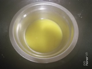 焦糖玛德琳,黄油隔热水融化。