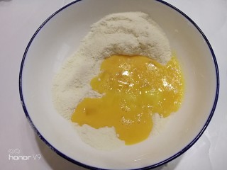 焦糖玛德琳,加入鸡蛋液搅拌。