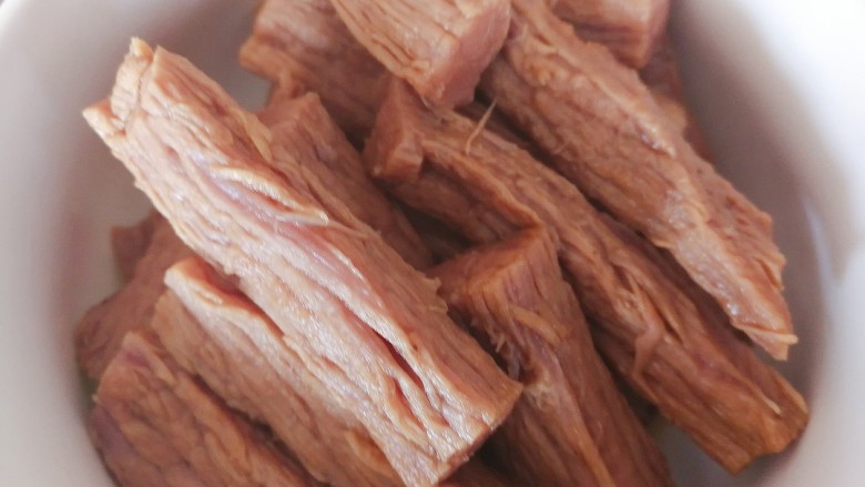 海苔牛肉松,把煮熟的牛肉条用筷子捡出来