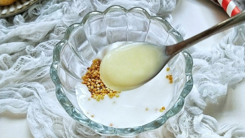 酸奶拌蒙古炒米,一勺鹰唛炼奶。
