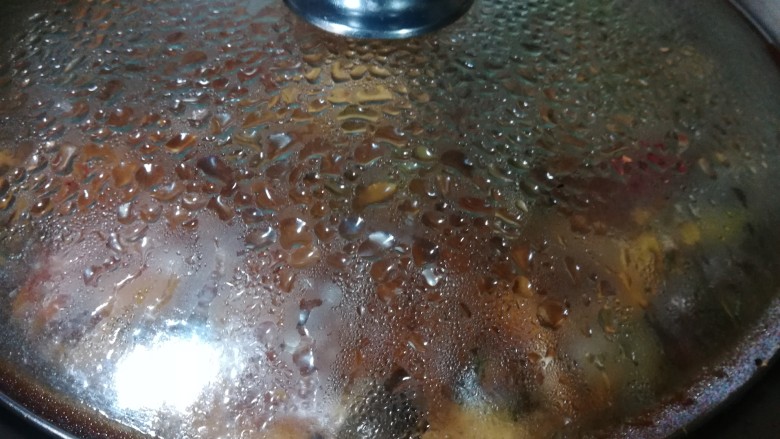 爆炒螺蛳,盖上锅盖，保持中大火，中间不用翻动，一直保持微沸状态。

