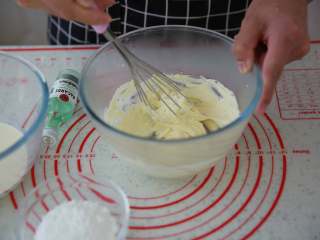 天使白面包,开始制作奶酪馅。先将软化后的奶油奶酪打至顺滑，可隔热水也可以用微波炉叮