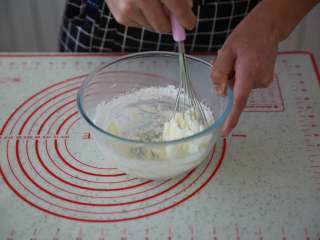 天使白面包,然后筛入糖粉，搅拌均匀。