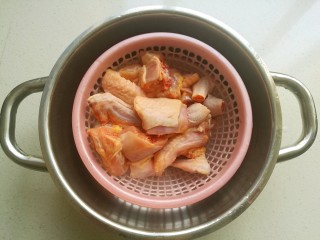 农家小炒鸡,鸡切成小块，洗干净后，控干水份。