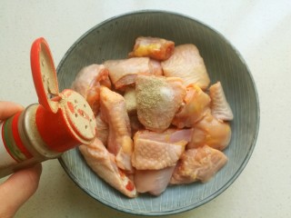 农家小炒鸡,把鸡肉放入碗中，加入料酒，盐和胡椒粉。