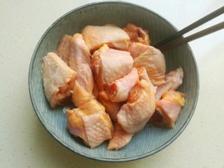 农家小炒鸡,用筷子拌均后腌渍30分钟备用。