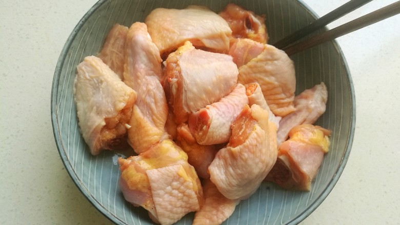 农家小炒鸡,用筷子拌均后腌渍30分钟备用。