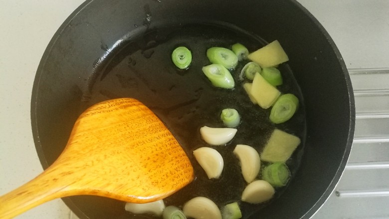农家小炒鸡,锅中放油烧热，放入葱姜蒜炒出香味。